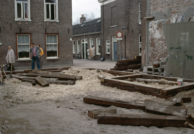 821569 Afbeelding van de aanleg van een speelplaats met zandbak aan de Kroonsteeg te Utrecht, met op de achtergrond de ...